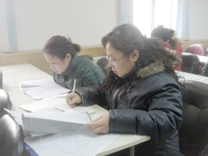 职工代表认真听取工作报告