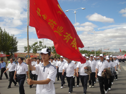 我公司方队在参加万人健步活动中阔步前进