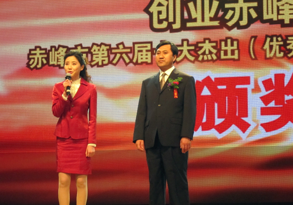 李树庆总经理在晚会现场接受主持人采访