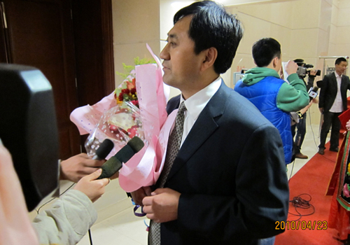 会后接受各媒体记者采访