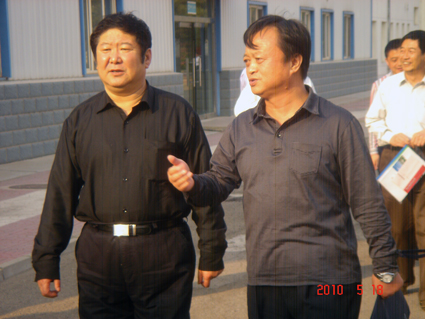 监事会主席宁首元向陈宏副主席介绍企业近况